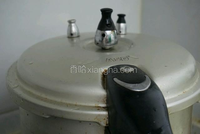 盖上盖子，高压锅冒气以后改成小火。