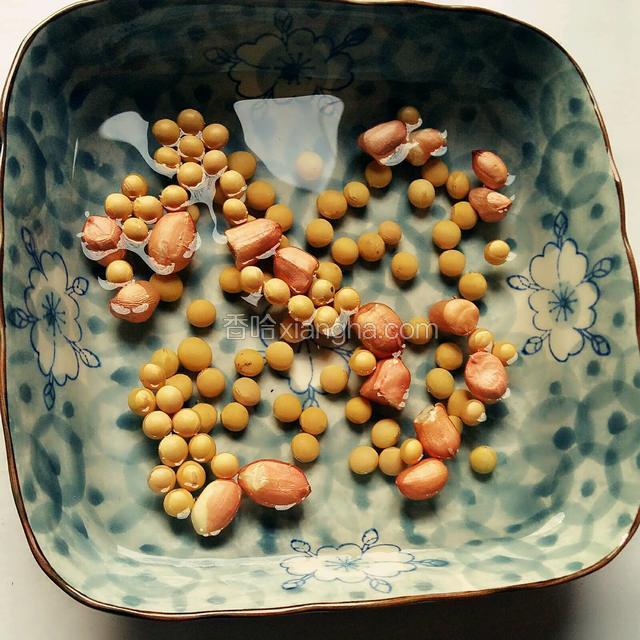 黄豆和花生挑捡去烂、坏的，洗干净后，泡八个小时左右