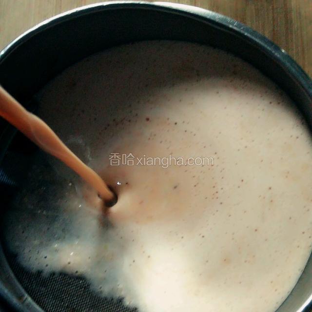 然后用滤网过滤掉豆渣