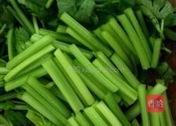 香芹炒肉丝的做法图解1