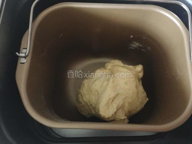 开启面包机揉面三十分钟。