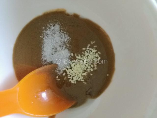 加入盐、鸡精，温水，均匀顺一个方向搅拌；