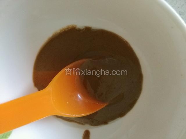 将腐乳搅碎和成腐乳汁；