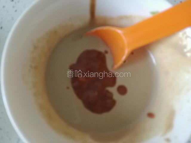将腐乳汁倒入芝麻酱中，均匀搅拌；
