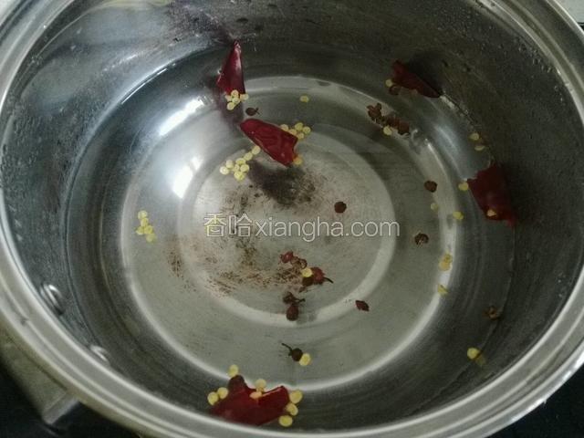 开水中放入花椒粒，干红辣椒，煮开三分钟；