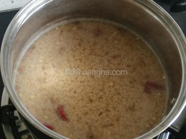 倒入芝麻酱和腐乳的混合汁；