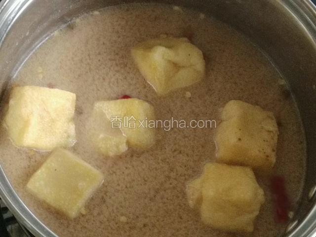 均匀搅拌后放入豆泡，盖好锅盖，中火煮6分钟，关火即食撒入香菜末；