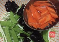 木耳炒荷兰豆的做法图解1