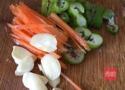 大白菜香菇腊肉砂锅面的做法图解1