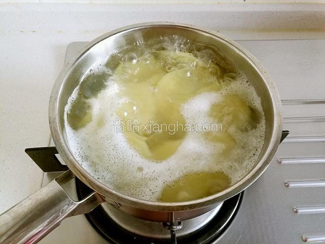 放入滚水中焯熟后捞出。