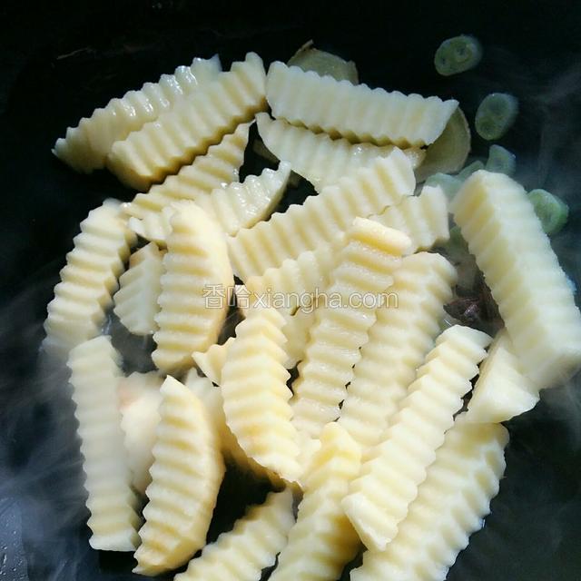 倒入土豆条翻炒
