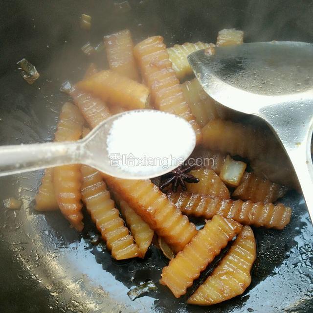烧至土豆变得软糯，再加入适量盐调味