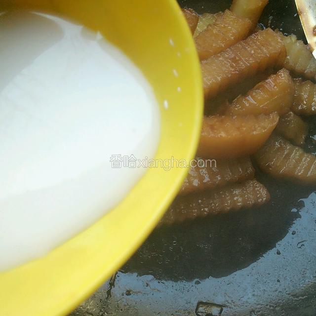 最后淋上一些水淀粉勾薄芡，翻炒匀即可。