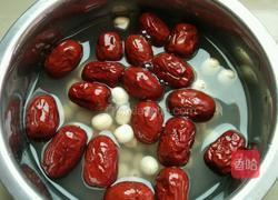 银耳莲子羹的做法图解2