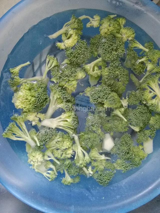 西蓝花掰成小朵清水洗净；