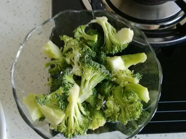 西蓝花洗净捞出；