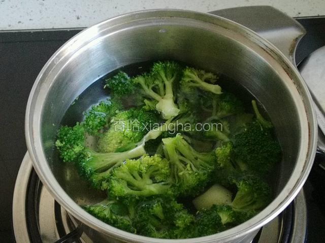 用开水焯西蓝花大火三分钟；