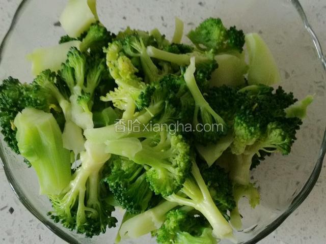 焯水后滴西蓝花翠绿欲滴，放入少许盐,鸡精、花椒油均匀搅拌；