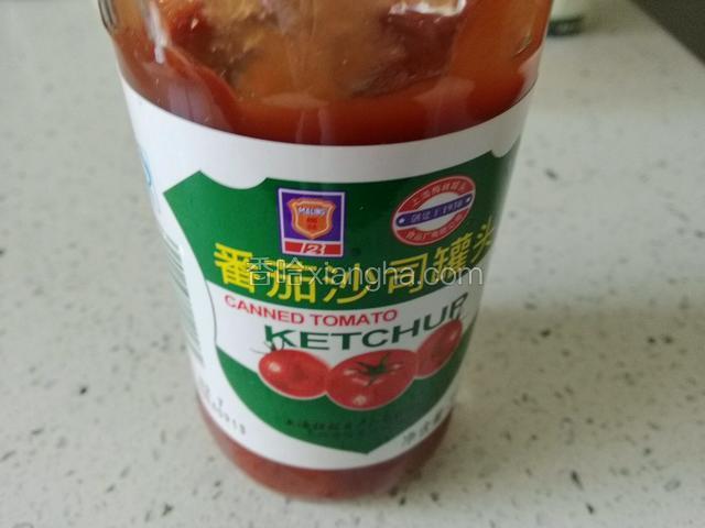 取适量番茄酱淋在西蓝花上；