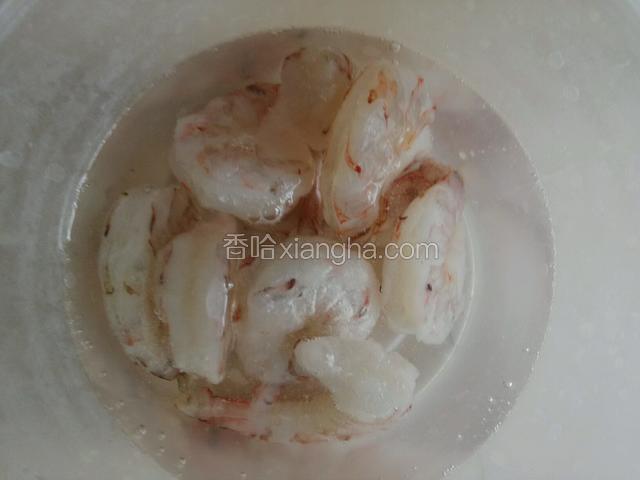 虾仁化冻焯水三分钟；