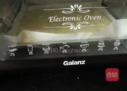 Illustration of how to make raisin and meat floss cake rolls 13