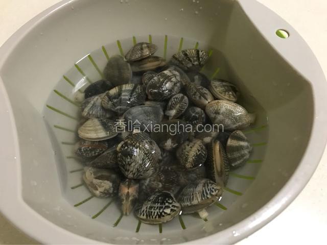 用盐水泡几个小时。