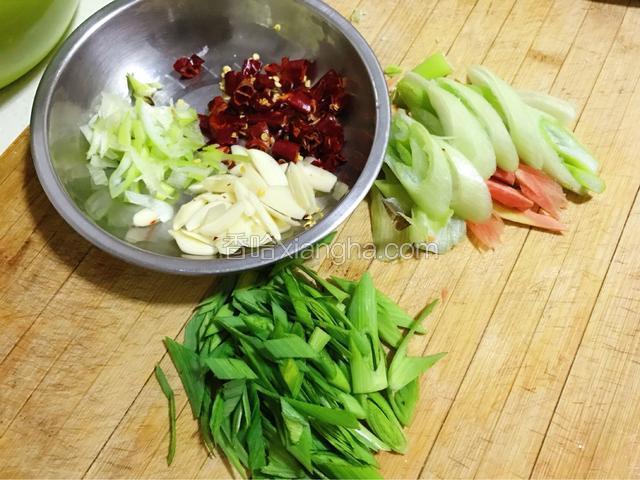 准备配料。