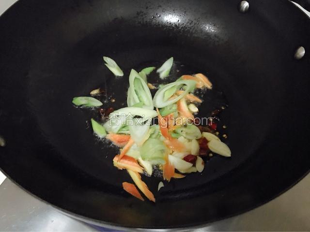 葱，蒜，干辣椒一起放入热油中爆香。再加入一勺豆瓣酱。