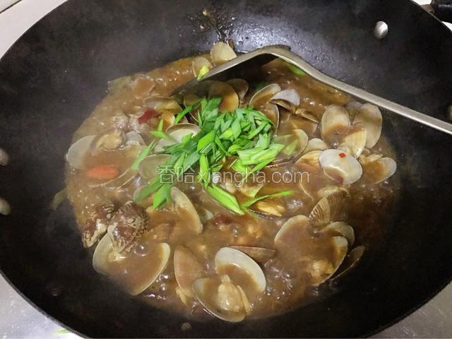 加入适量水，煮两分钟。最后勾水淀粉，撒入蒜苗，放点鸡精搅拌出锅。