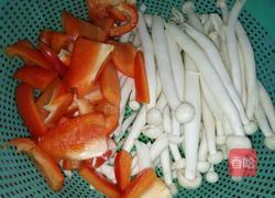 海鲜菇炒椒的做法图解1