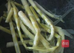 野笋炒蹄筋的做法图解5