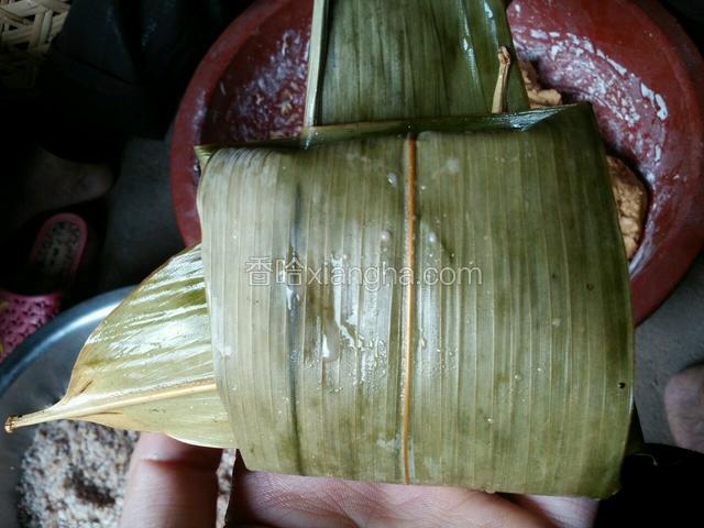 上面向下折，最后插好就可以了