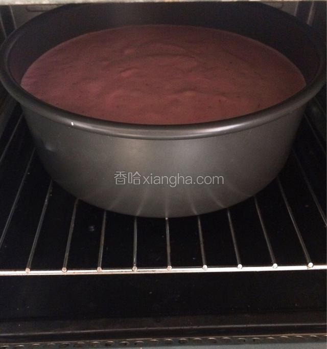 烤箱预热，上下火150度，烤箱底层50分钟，我的烤箱是小熊25的，温度供参考！请根据自己的烤箱调整温度！这个方子完全不会开裂！