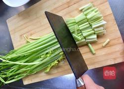 家常炒芹菜的做法图解1