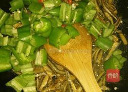 辣椒炒小鱼干的做法图解7