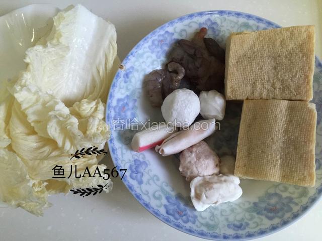 白菜洗净，虾仁去虾线，冻豆腐解冻（海带忘拍进去了）。