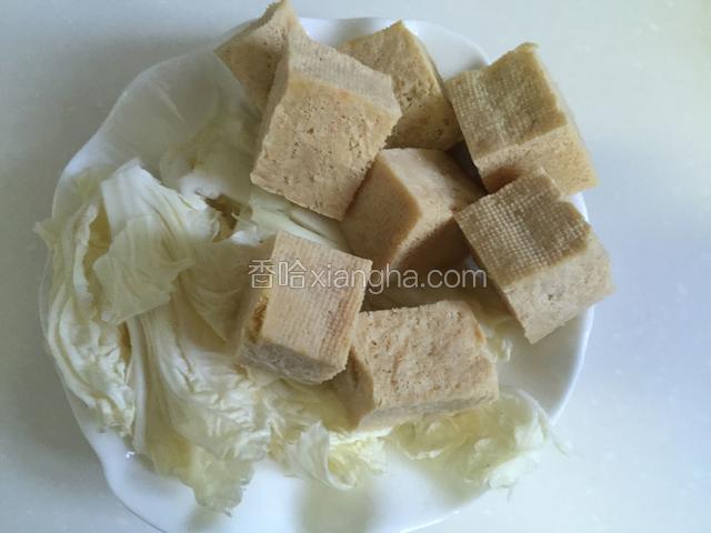 冻豆腐切小块，白菜撕小块。