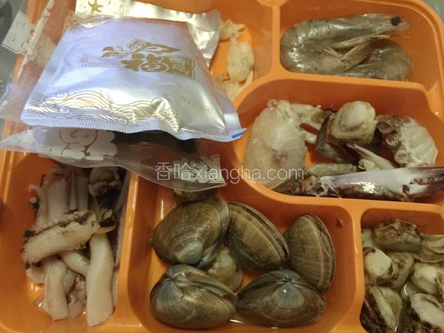 撕去韩式海鲜大酱汤料的外包装。