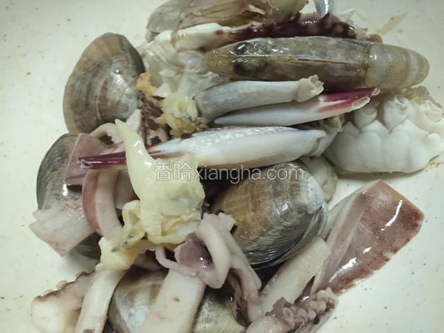 将里面的食材清洗一下。