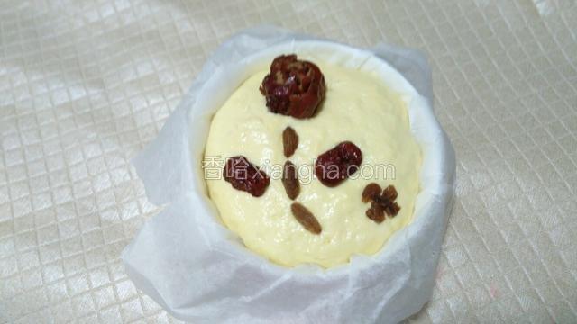 发酵好后有红枣、葡萄干装饰，放锅内蒸，水开后转小火蒸30分钟即可。