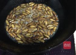 炸蚕蛹的做法图解3