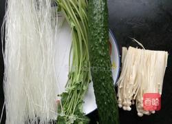 凉拌黄瓜粉丝金针菇的做法图解1