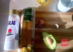 三文鱼牛油果意面的做法图解1