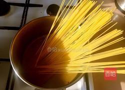 三文鱼牛油果意面的做法图解2