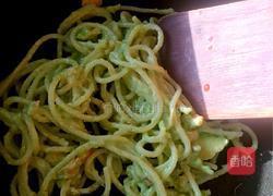 三文鱼牛油果意面的做法图解4