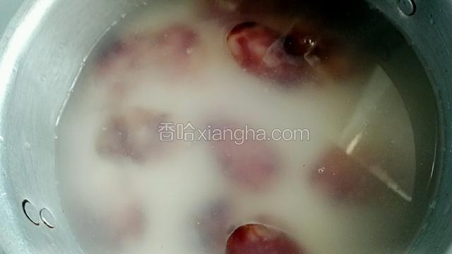 将大米放入电饭煲中，倒入水，水量大概到食指第二个关节处，之后启动电饭煲焖饭即可