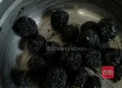 Illustration of how to make sweet-scented osmanthus, black sesame and lard glutinous rice balls 2
