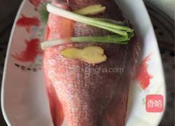 清蒸红鱼的做法图解2