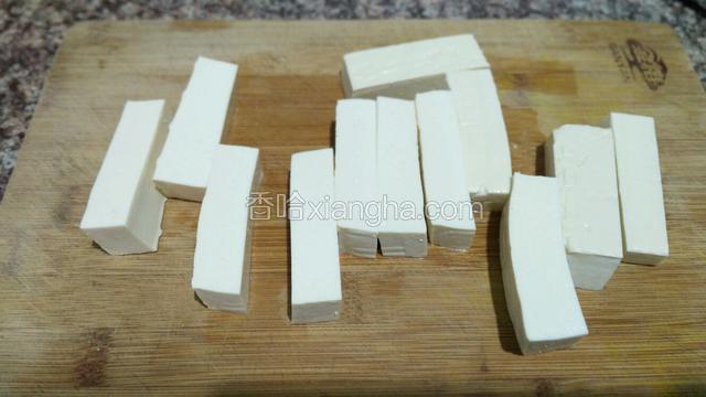 豆腐切长条。