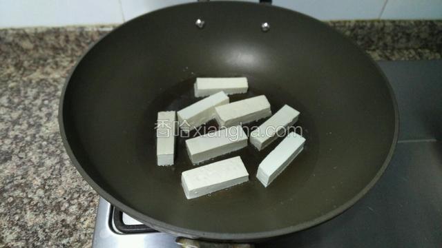 锅内热油，下豆腐煎。